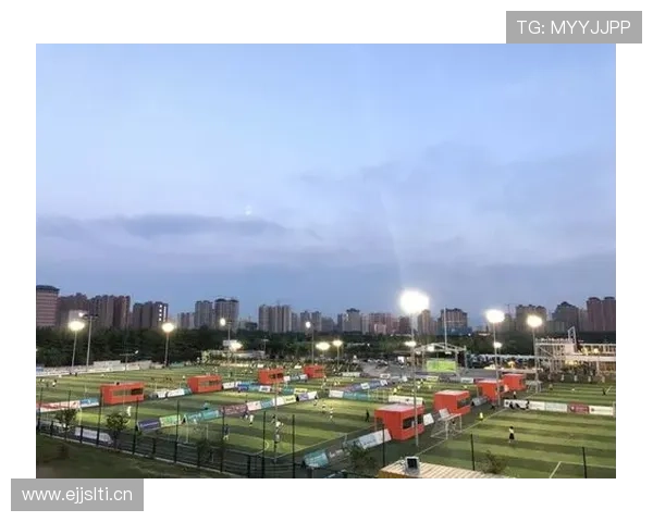 人工草场是否影响比赛规则？国际足联对场地材质的判罚标准解析