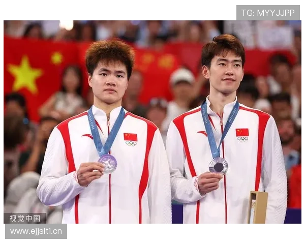 梁伟铿赛场一本正经，生活照却像刚领高薪想炫富的同事，反差太刺激