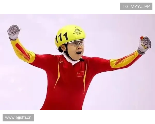 王濛拎菜篮子的瞬间，跟领奖台那张照片放一起我笑出声